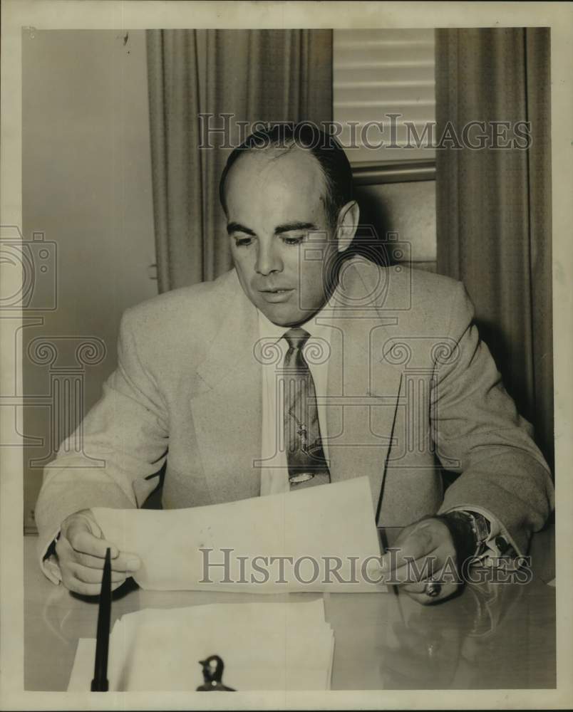 Press Photo New Orleans baseball manager Harry &quot;Peanuts&quot; Lowrey looks over paper- Historic Images