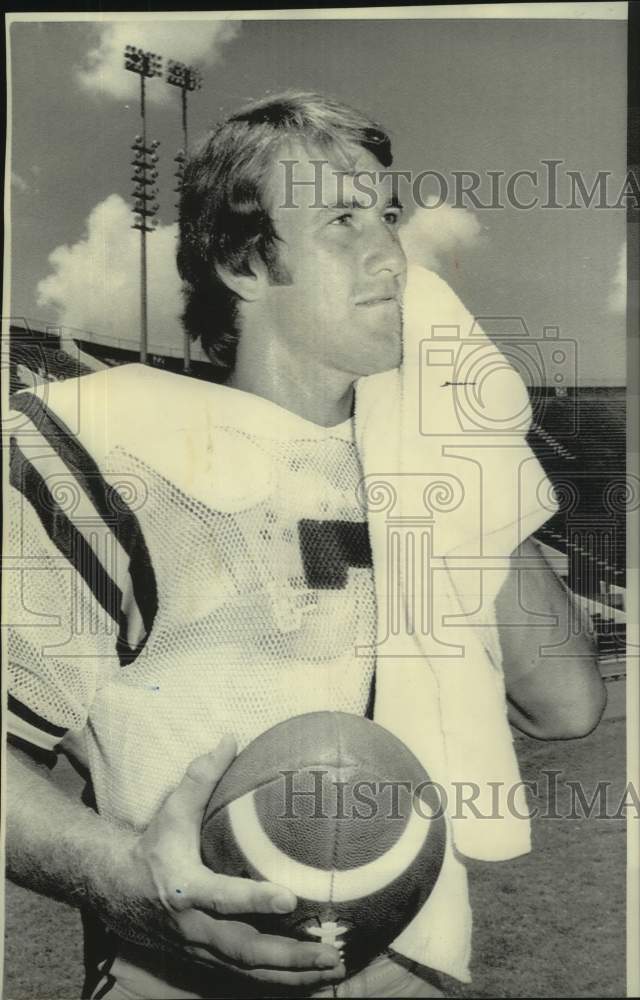 1975 Press Photo Football player Pat Lyons wipes face with towel - nos21634 - Historic Images