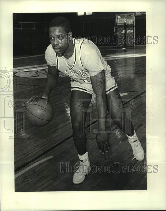 1985 Press Photo Basketball player Kenny Loyd dribbles the ball at Xavier's Barn- Historic Images