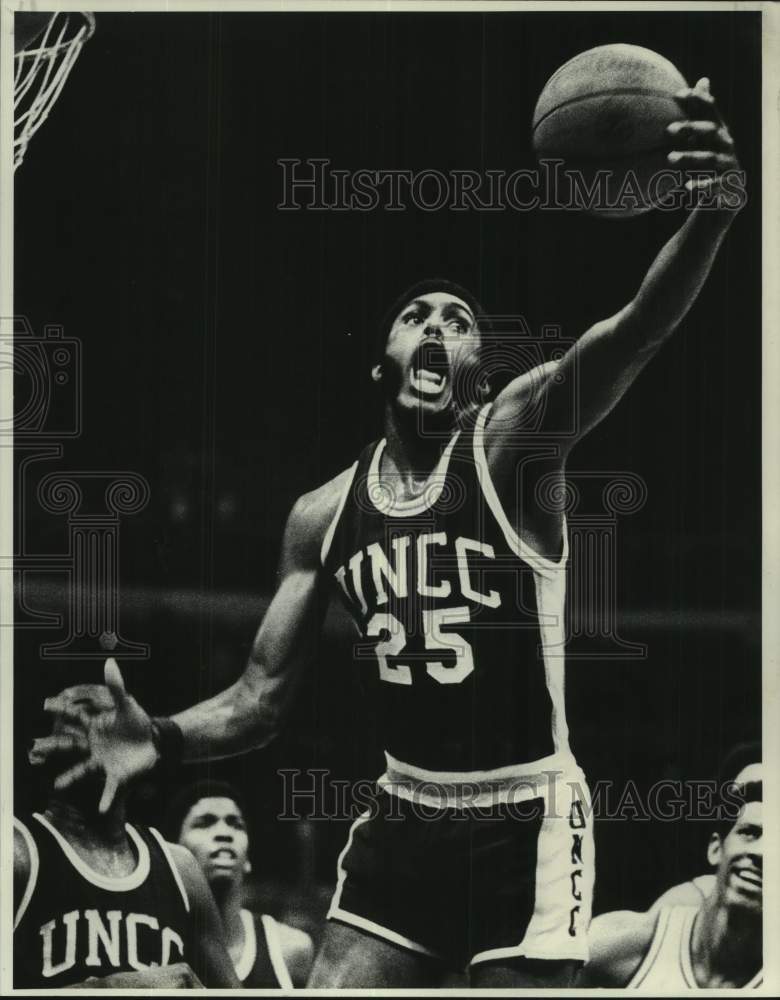 1978 Press Photo UNCC 49ers basketball player Kevin King grabs rebound in game- Historic Images