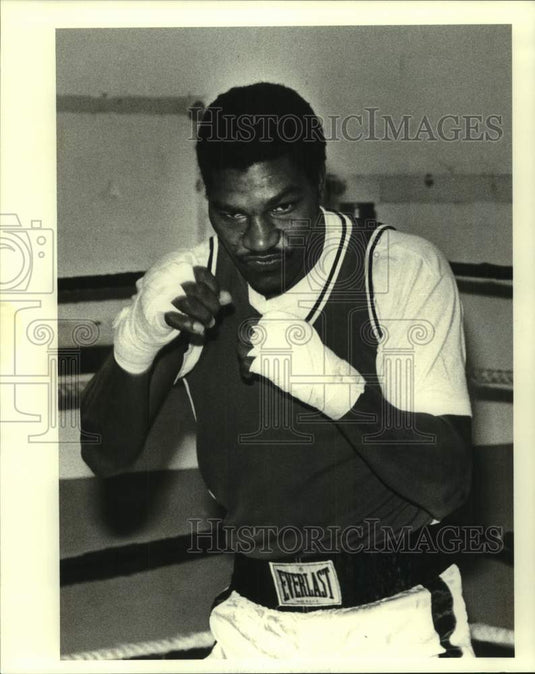 1983 Press Photo Boxer Larry Lane stands in corner of ring ready to fight- Historic Images