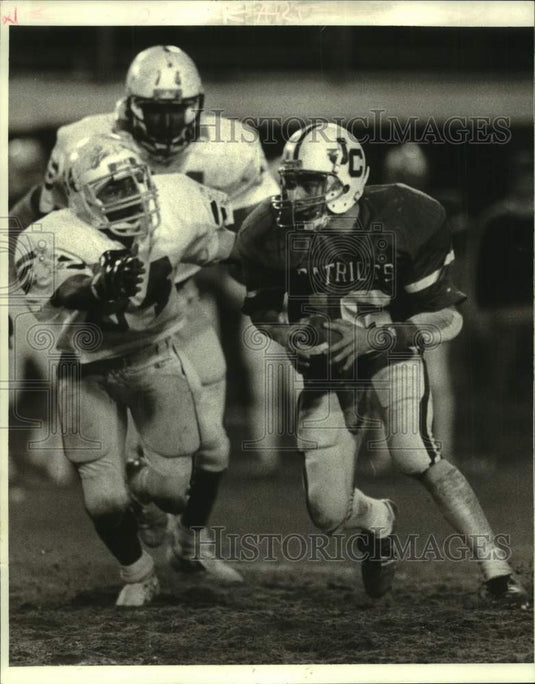 1985 Press Photo Patriot's football quarterback Steve McCready eludes defenders - Historic Images