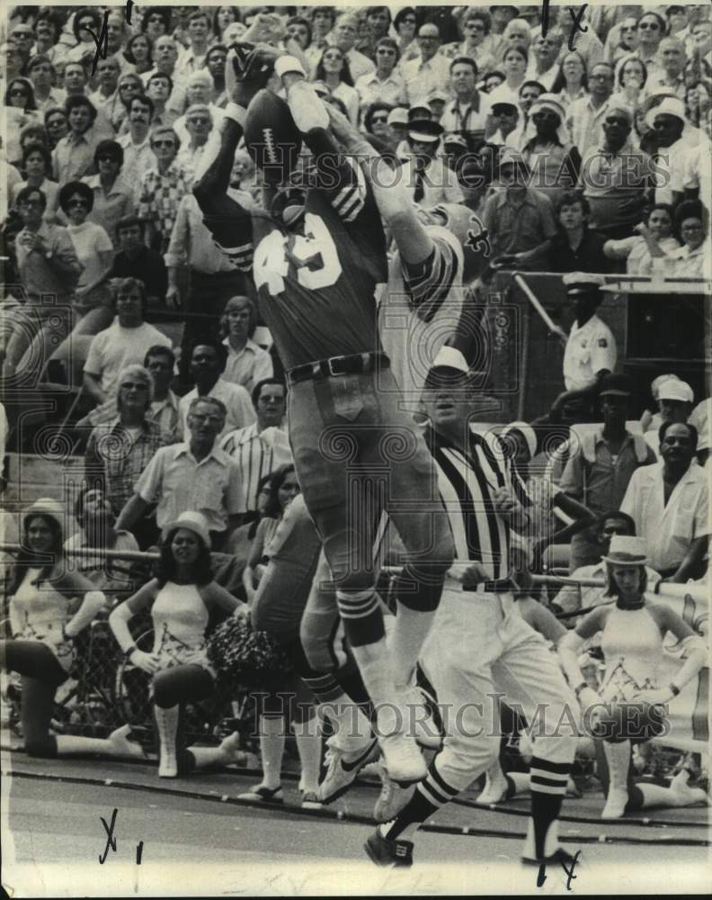 1976 Press Photo New Orleans Saints football player Ralph McGill in action - Historic Images