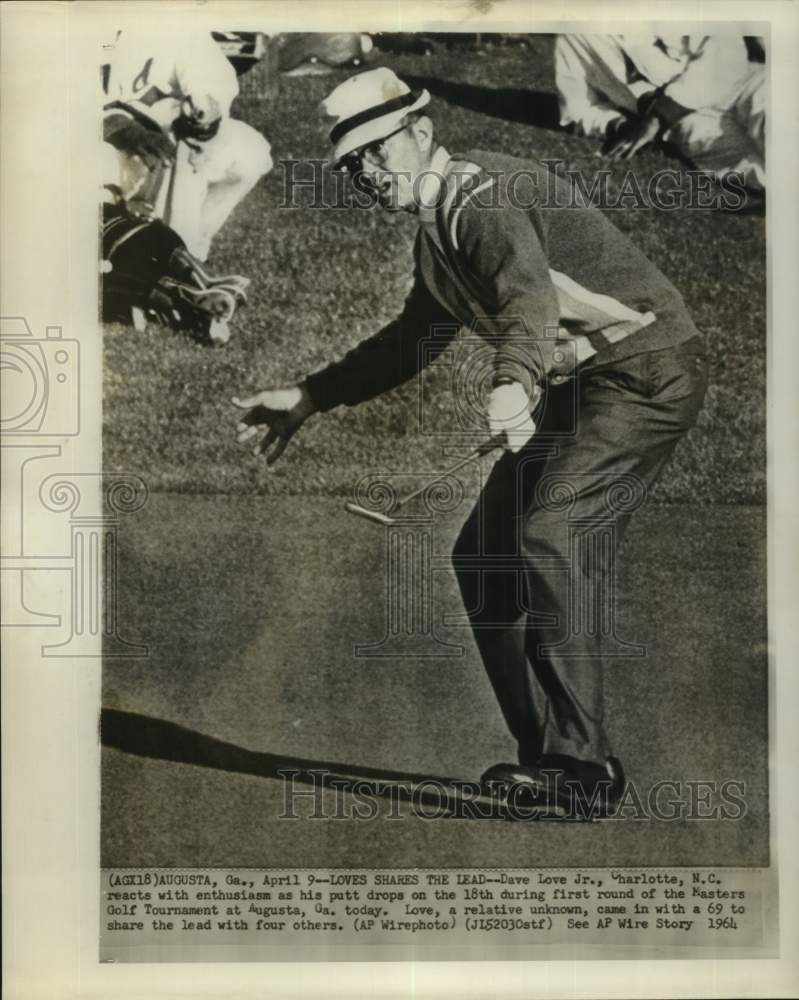 1964 Press Photo Golfer Dave Love, Jr celebrates after his putt at the Masters - Historic Images