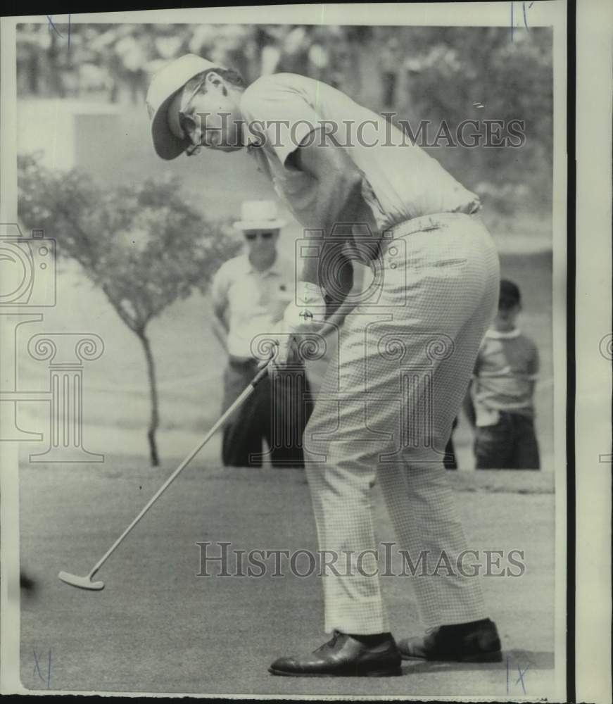 1968 Press Photo Golfer Mac McLendon watches his putt in Milwaukee Open - Historic Images