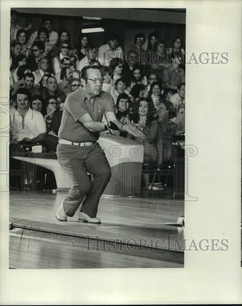 1974 Press Photo Bowling - Don McCune Watching his Ball - nos22183- Historic Images