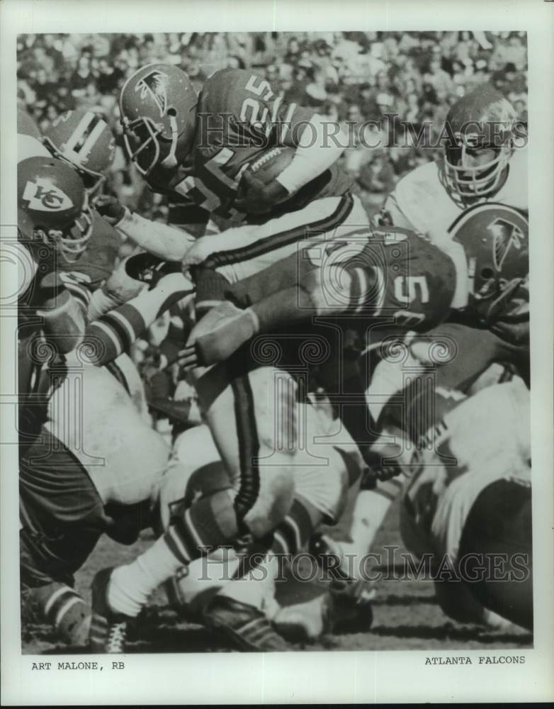 1977 Press Photo Atlanta Falcons football running back Art Malone runs with ball - Historic Images