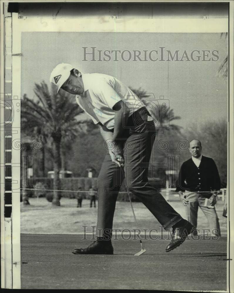 1971 Press Photo Golf - Don Massengale Sinks Putt to Win Phoenix, Arizona Open - Historic Images