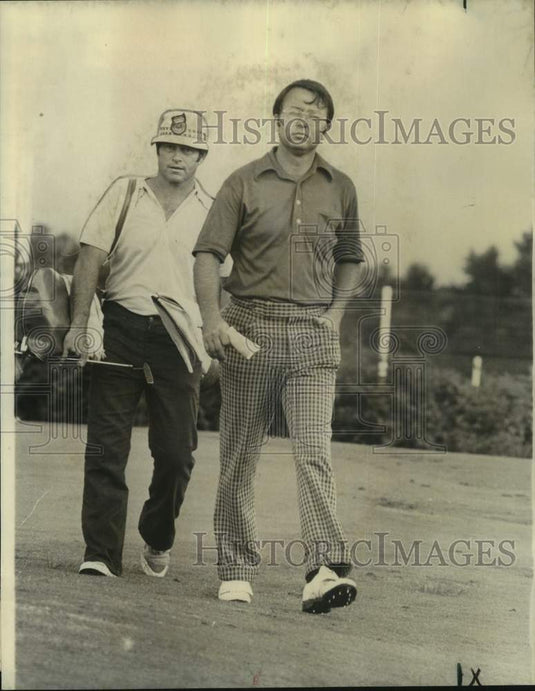 1975 Press Photo Golfer Todd Lusk walks up No. 18 fairway - nos22521 - Historic Images