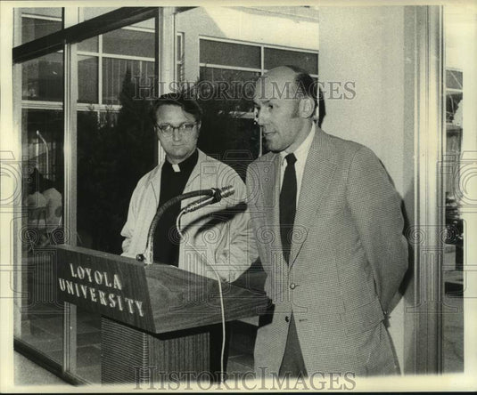 1972 Press Photo Loyola basketball coach Bob Luksta and priest - nos22575 - Historic Images