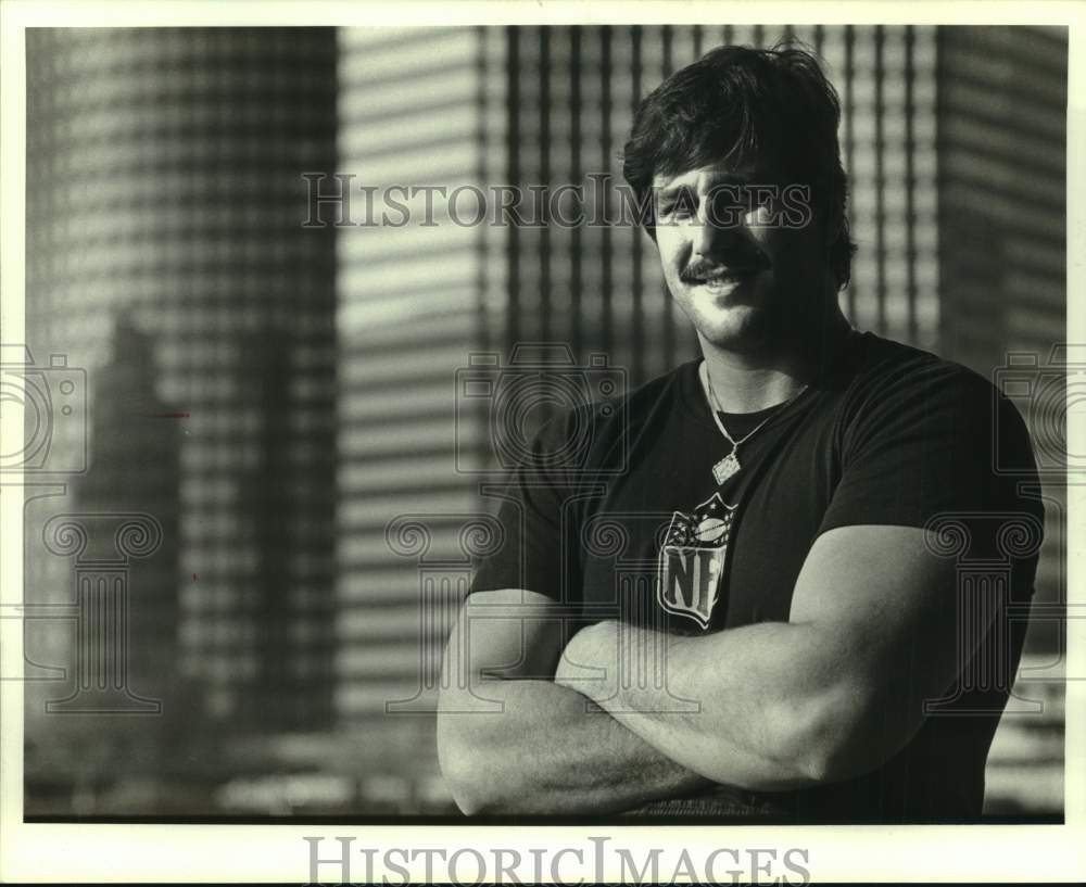 1986 Press Photo Football player John Maarleveld stands outside in city- Historic Images