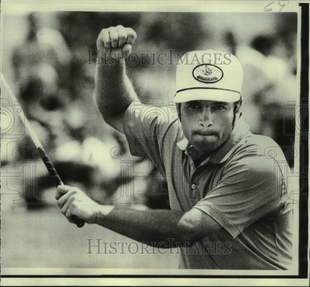 1970 Press Photo Golfer Dick Lotz pumps his fist after putting at Kemper Open - Historic Images