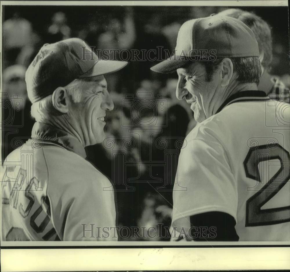1975 Press Photo Baseball managers Sparky Anderson and Darrell Johnson talk - Historic Images