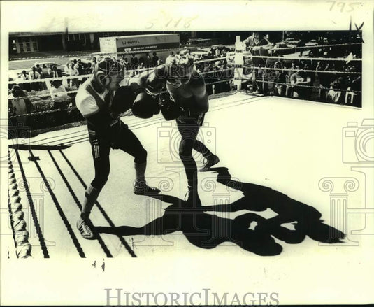 1981 Press Photo Boxers Clarence Chambers & Tommy Johnson spar at Duncan Plaza - Historic Images
