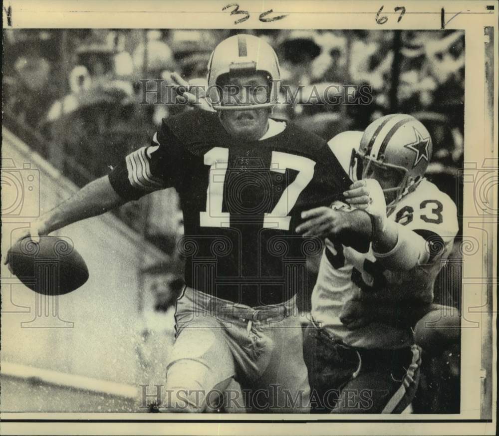 1971 Press Photo Washington football quarterback Bill Kilmer runs from defender - Historic Images