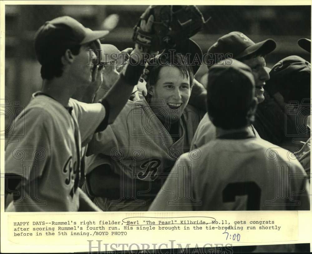 1987 Press Photo Rummel baseball player Earl Kilbride gets hugged by teammates- Historic Images