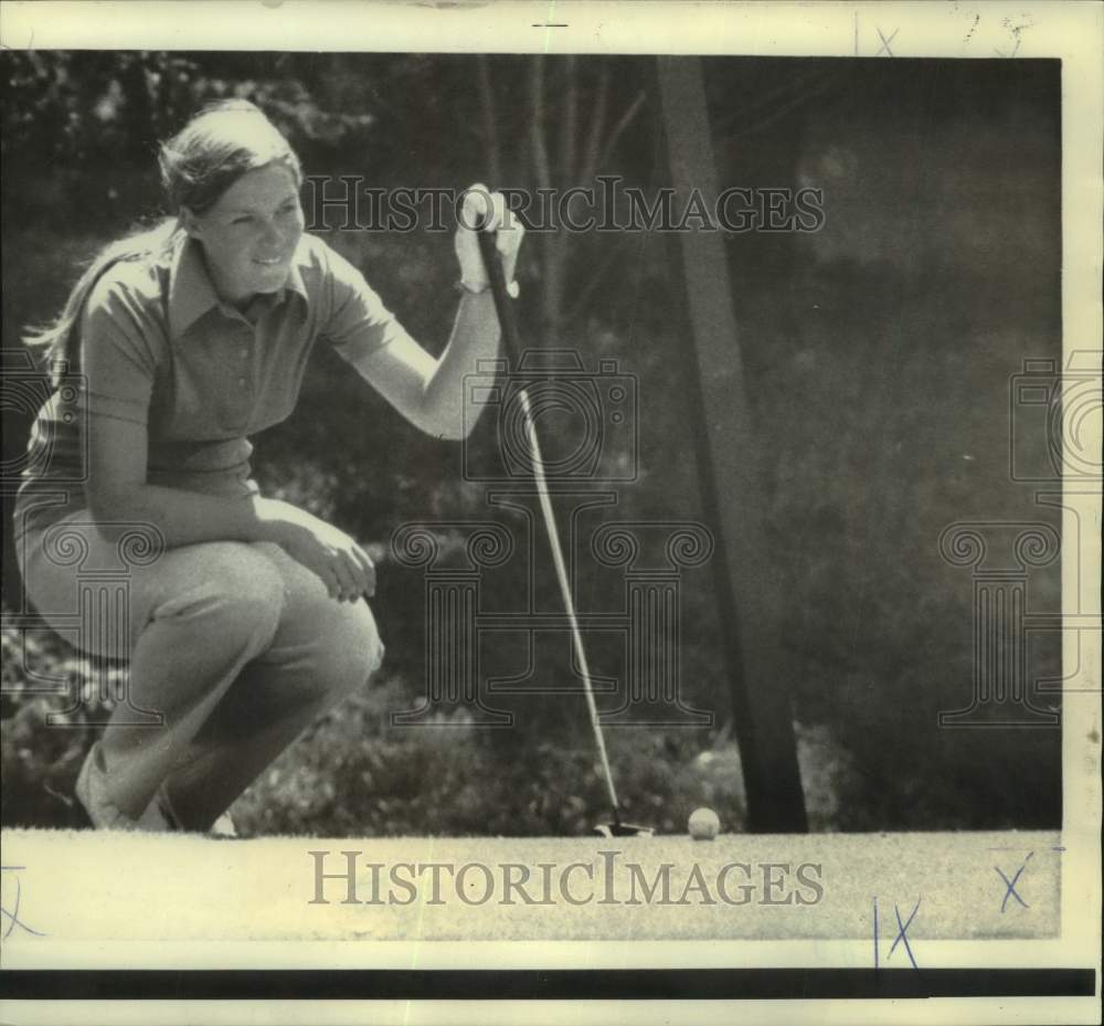 1972 Press Photo Golfer Sally Little lines up putt at US Women&#39;s Open - Historic Images