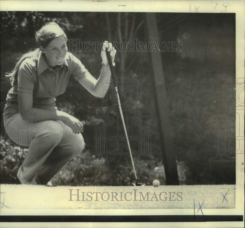 1972 Press Photo Golfer Sally Little lines up putt at US Women's Open - Historic Images