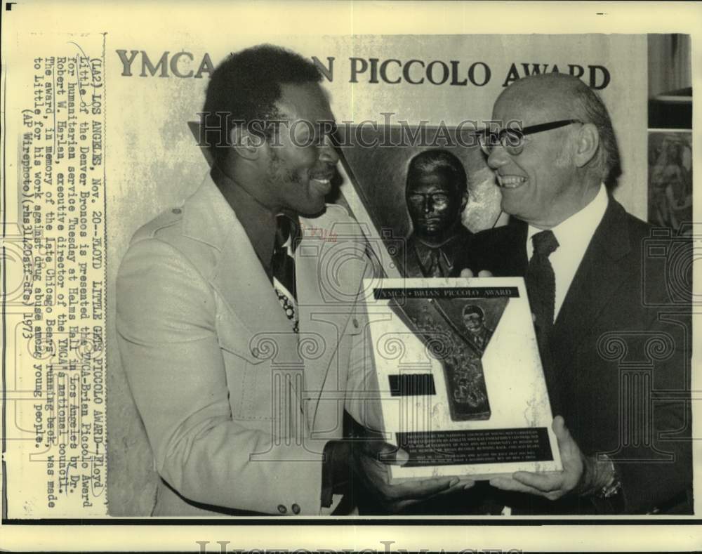 1973 Press Photo Denver Broncos football player Floyd Little receives YMCA award- Historic Images