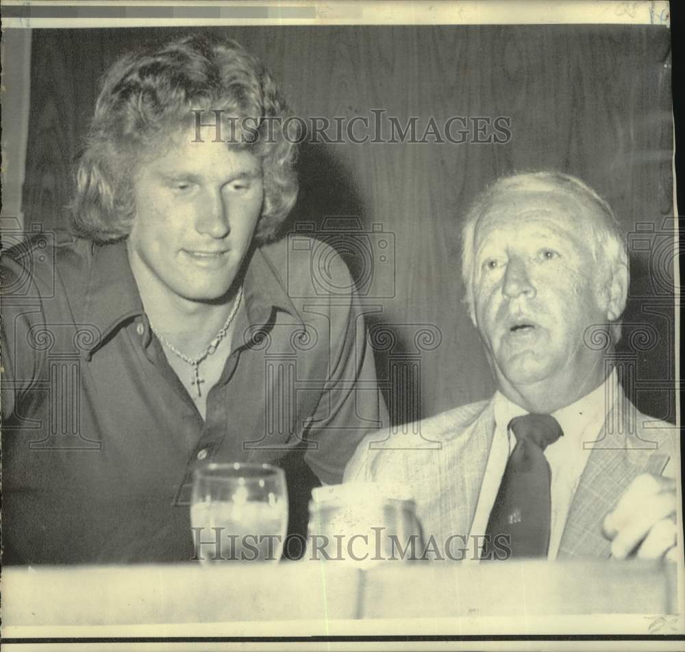 1975 Press Photo Football player Steve Bartkowski &amp; coach John McKay at luncheon - Historic Images