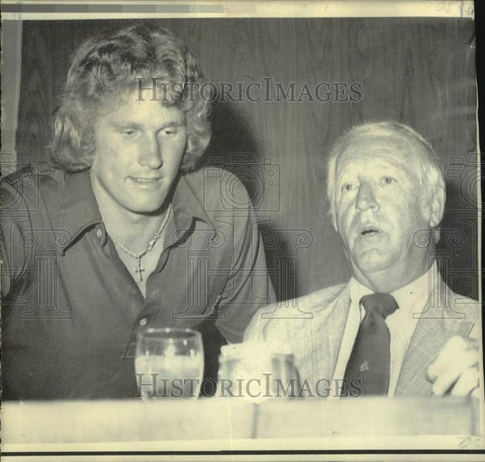 1975 Press Photo Football player Steve Bartkowski & coach John McKay at luncheon - Historic Images