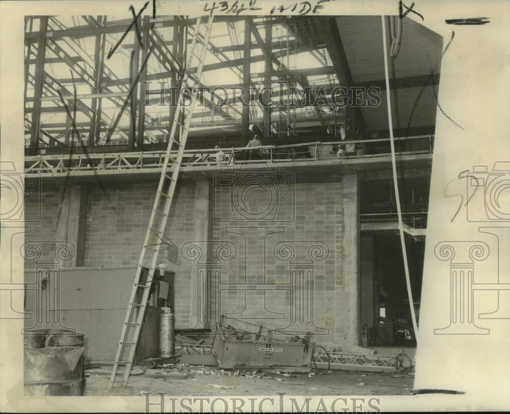 1973 Press Photo Worker Checks Louisiana Superdome Where Engineer Killed - Historic Images