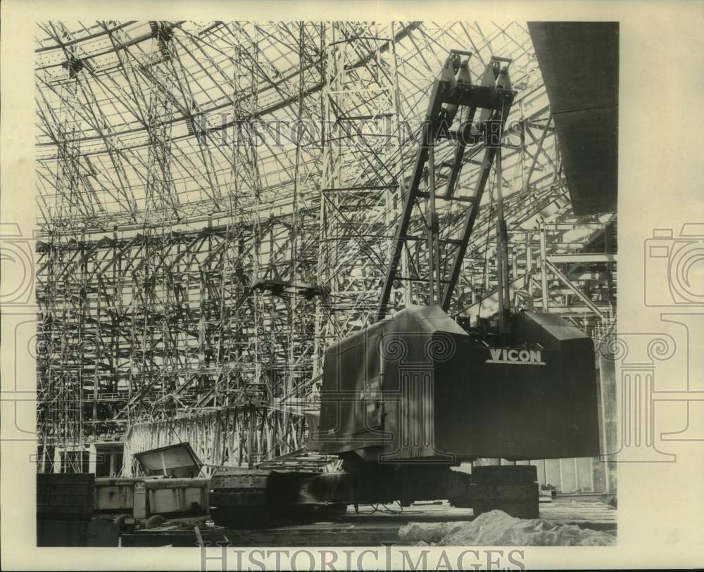 1973 Press Photo Crane That Dropped Skip Box Killing Man at Louisiana Superdome - Historic Images