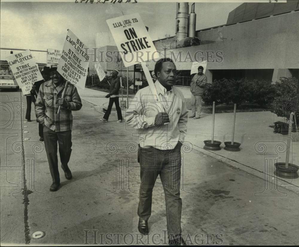 1977 Press Photo Pickets Stroll at Louisiana Superdome on Eve of Sugar Bowl- Historic Images