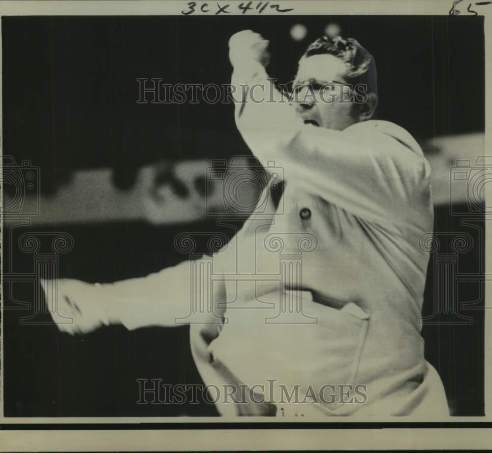 1975 Press Photo Tennessee Volunteers basketball coach Ray Mears cheers in win - Historic Images