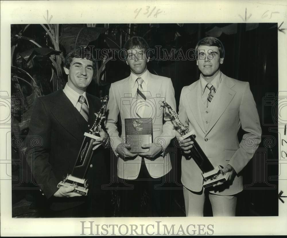 1978 Press Photo Tulane baseball players hold up trophies at awards banquet- Historic Images