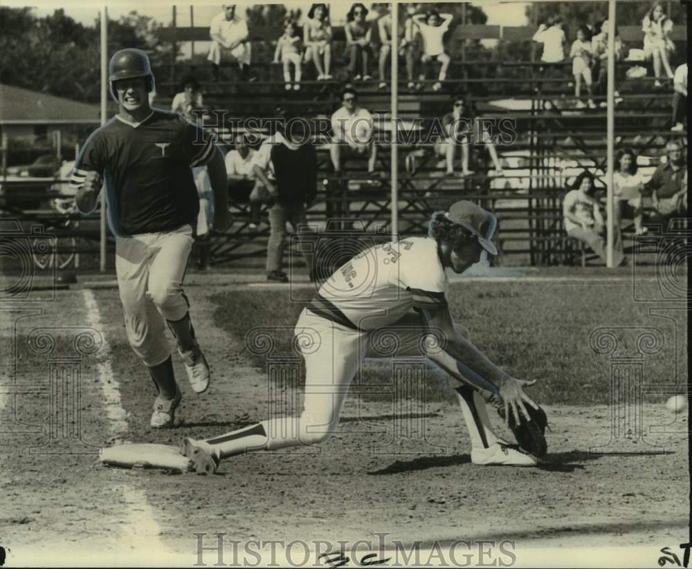 1975 Press Photo Tulane baseball player Chuck Melito runs to first base in game - Historic Images