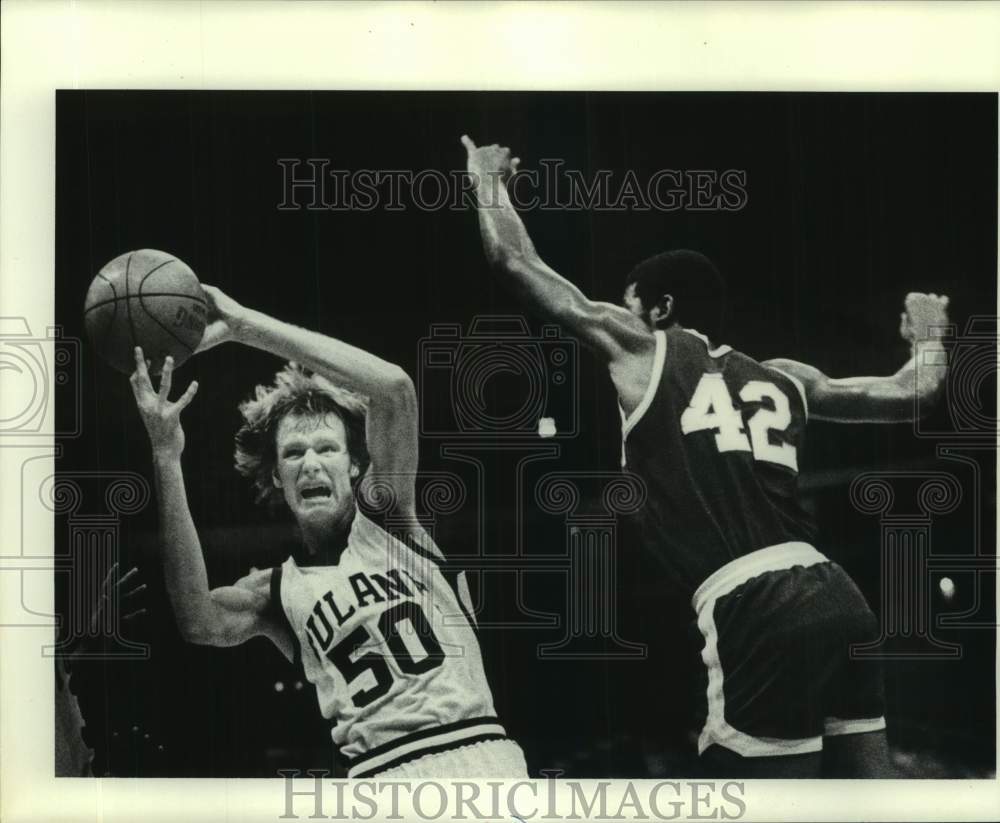 1978 Press Photo Tulane basketball player Terry McLean reaches to catch the ball- Historic Images