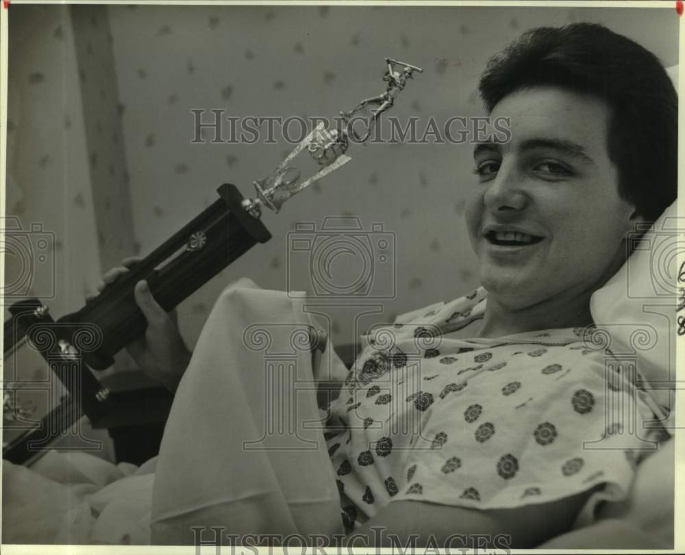 1986 Press Photo Baseball - Mickey Maitre Holding Trophy - nos23005 - Historic Images
