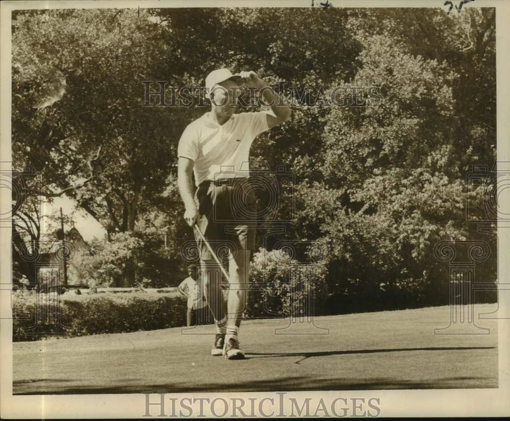 Press Photo Golf - Buddy Majors Touches Hat in Finals - nos23014- Historic Images