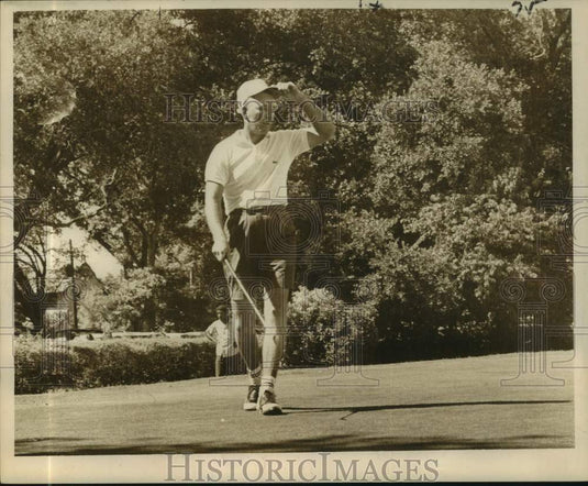 Press Photo Golf - Buddy Majors Touches Hat in Finals - nos23014- Historic Images