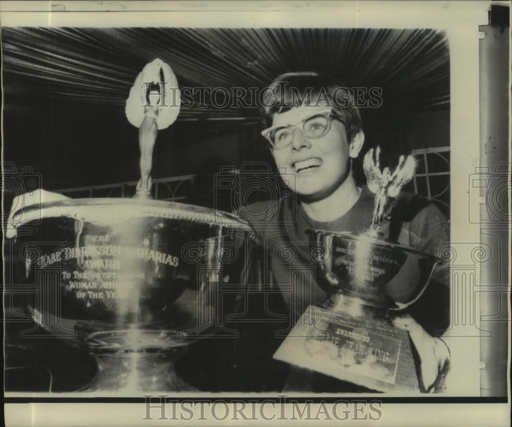 1968 Press Photo Tennis star Billie Jean King with Didrikson trophy in New York- Historic Images