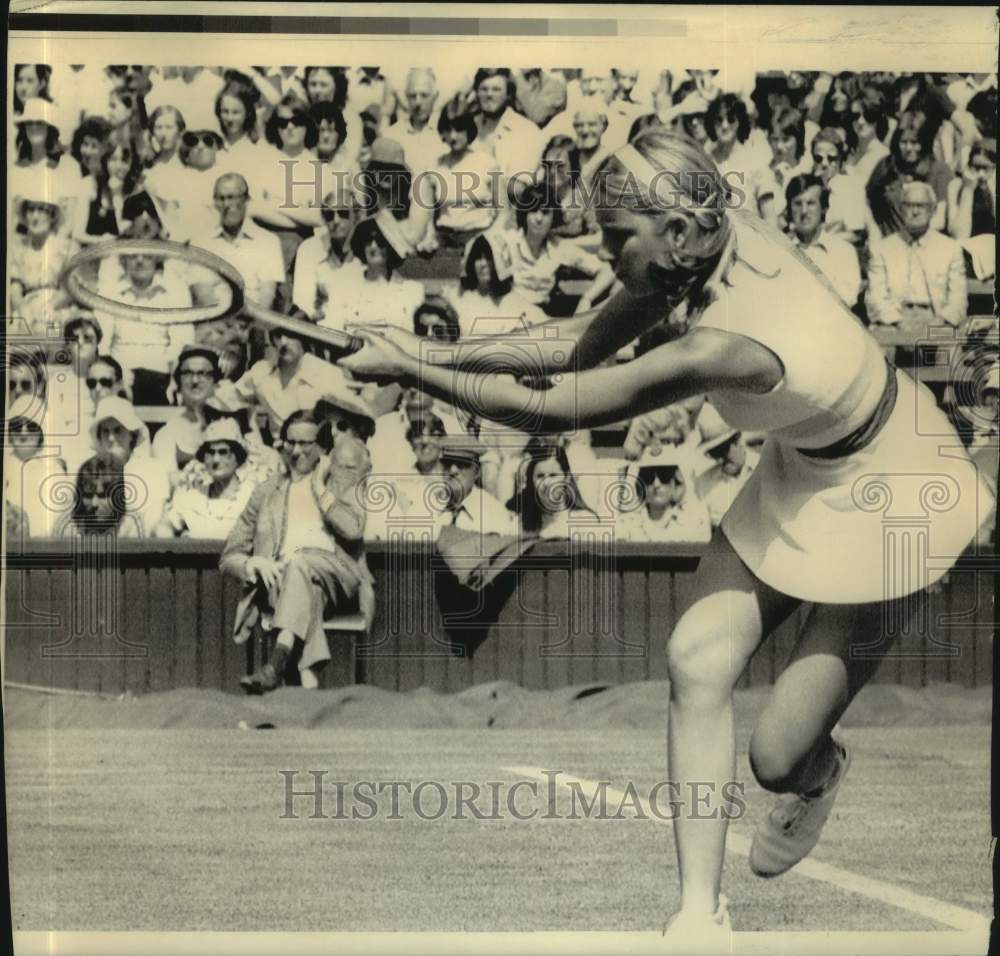 1975 Press Photo Tennis player Chris Evert in doublehanded action during match - Historic Images