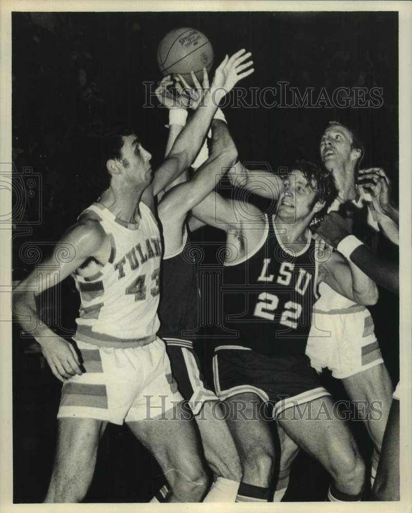 1974 Press Photo Tulane basketball player Jeff Morris battles LSU player in game- Historic Images