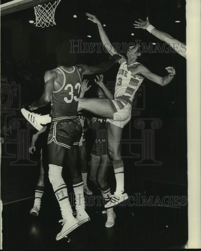 1973 Press Photo Tulane basketball player Jeff Morris shoots ball during a game - Historic Images