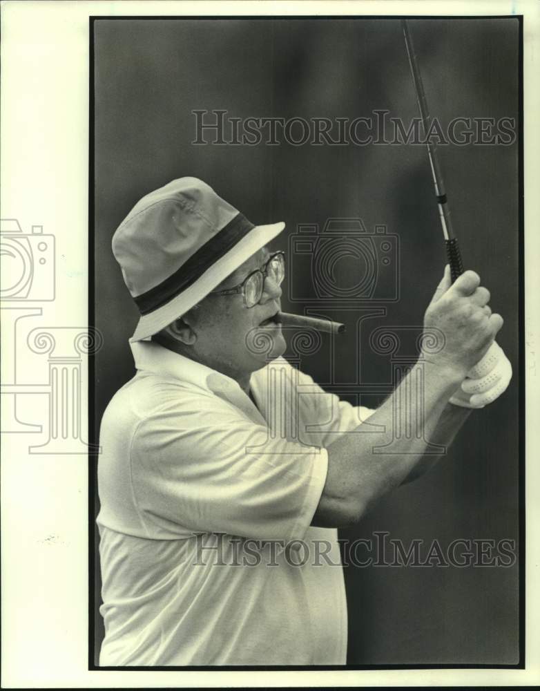 1985 Press Photo Golfer Jack Moseley of USF&G, watches his shot at Lakewood CC- Historic Images