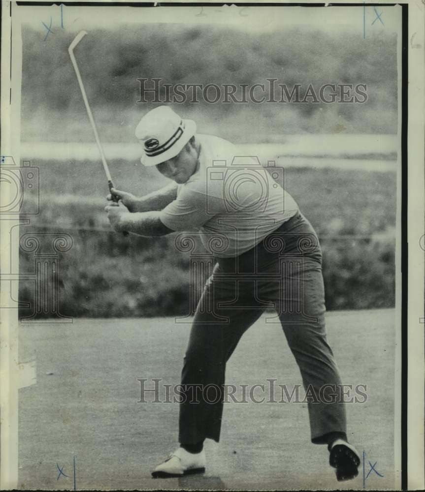 1969 Press Photo Golfer Bob Murphy reacts after putting the ball in match- Historic Images