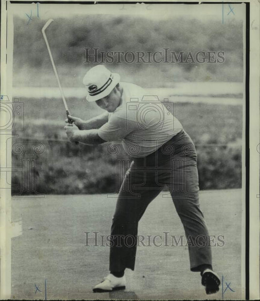 1969 Press Photo Golfer Bob Murphy reacts after putting the ball in match- Historic Images