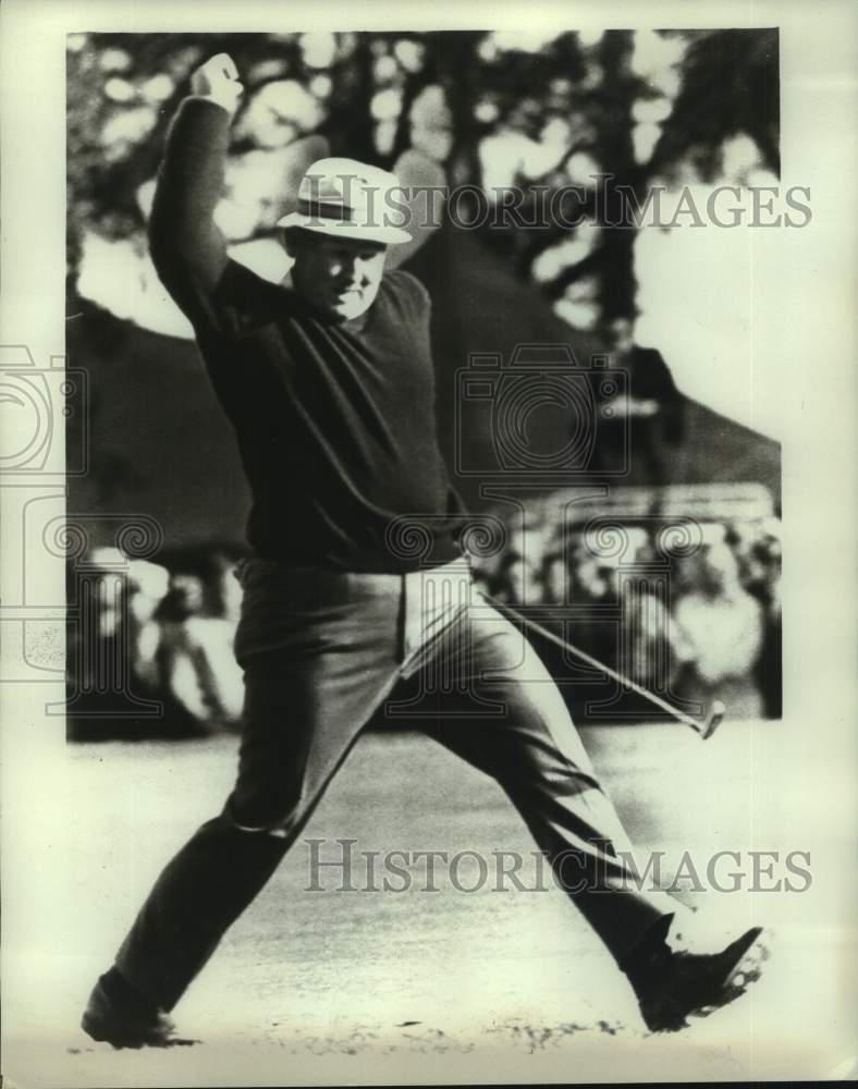 1968 Press Photo Golfer Bob Murphy raises his fist after putting the ball - Historic Images