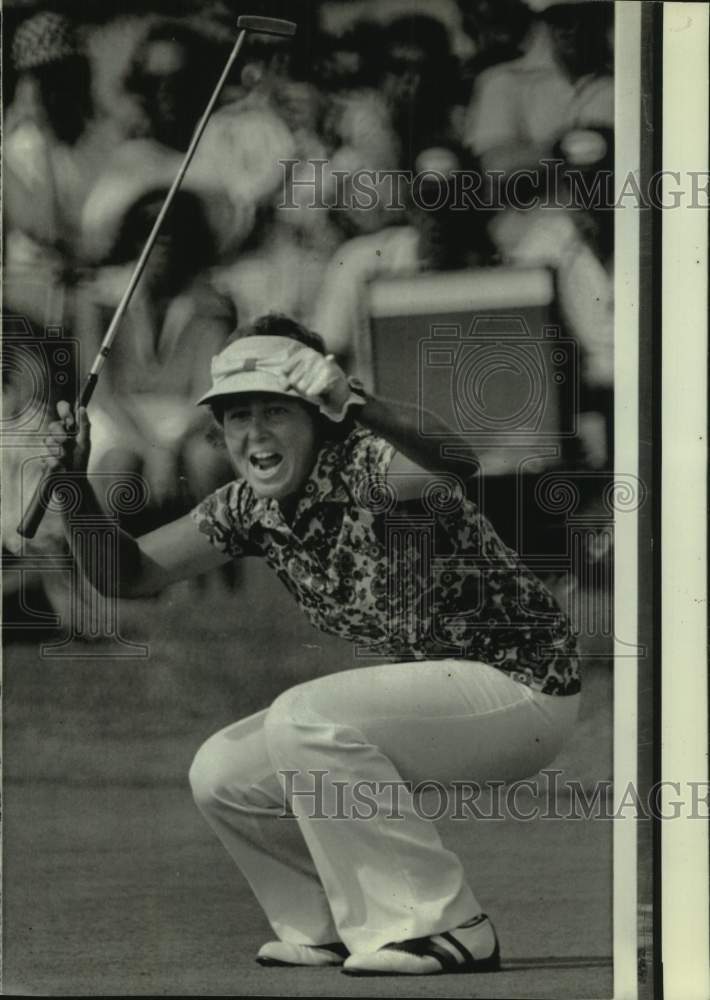 1974 Press Photo Golfer Sharon Miller shouts for joy as she sinks putt in Ohio - Historic Images