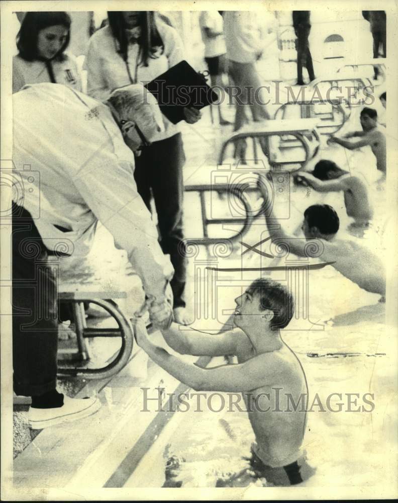 1972 Press Photo Swimmer Sam Milne is congratulated by Dr Hans Jonassen in race- Historic Images