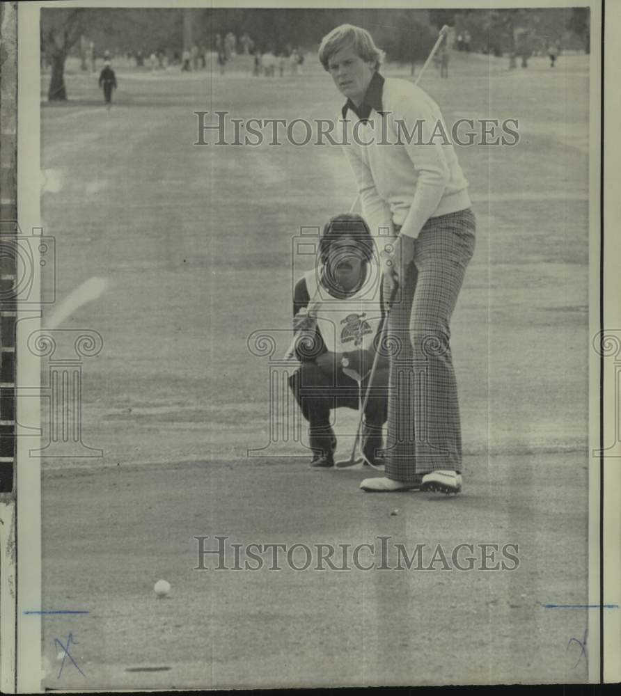 1975 Press Photo Golfer Johnny Miller watches his putt at Phoenix Open- Historic Images