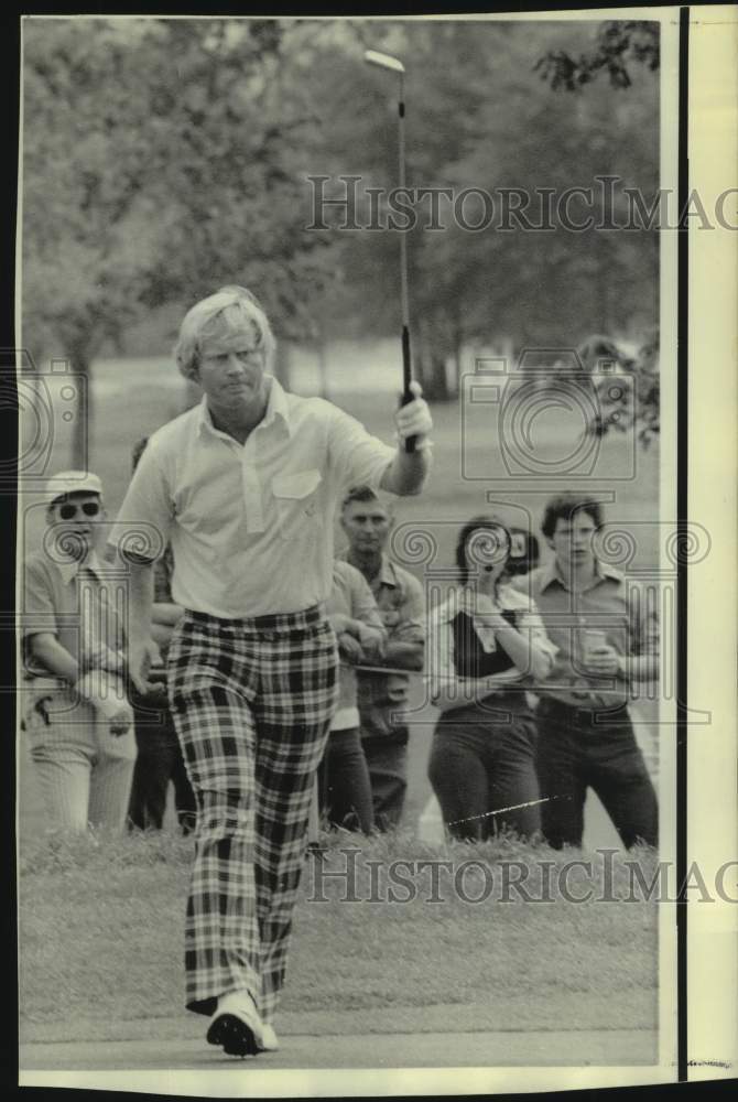 1974 Press Photo Golfer Johnny Miller raises his putter after putt in NO - Historic Images