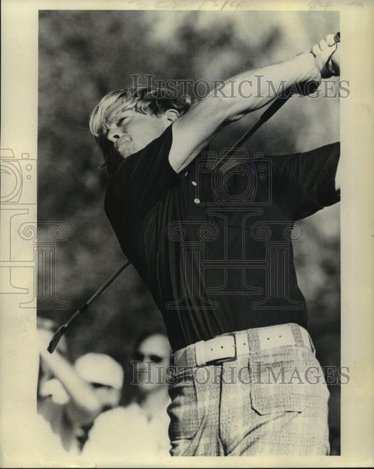 1974 Press Photo Golfer Johnny Miller watches the ball after hitting iron shot - Historic Images