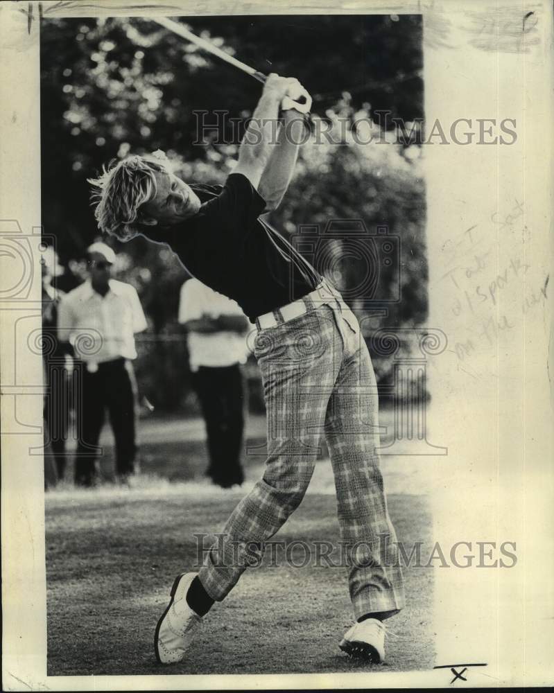 1974 Press Photo Golfer Johnny Miller watches his tee shot in New Orleans match - Historic Images