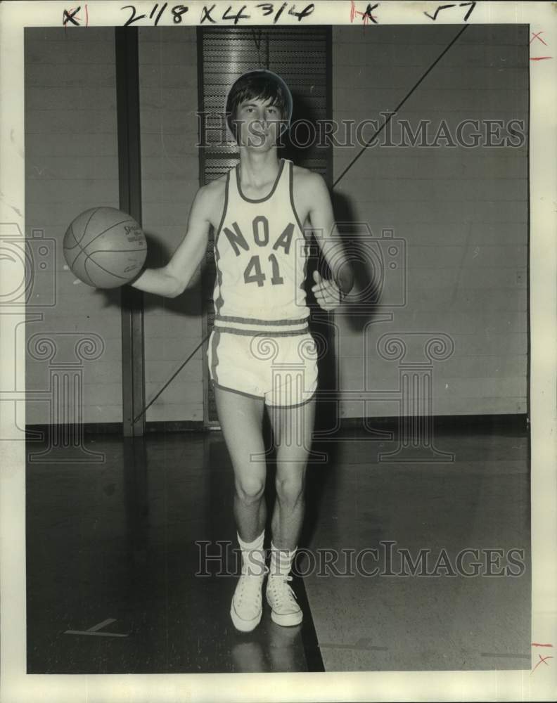 1976 Press Photo NOA basketball player Donald Lindquist dribbles the ball- Historic Images